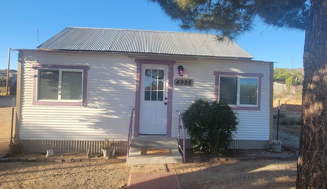 Cozy retreat in Arizona's oldest silver mining town. Pet friendly!