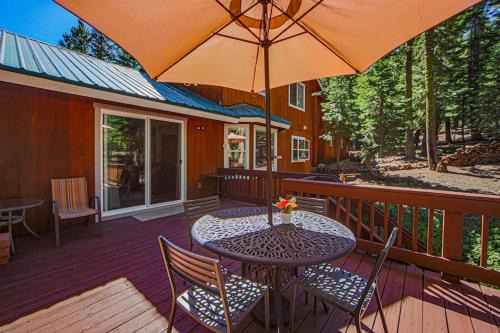 Cozy Tahoe Vista home with fireplace furnished deck & forest view