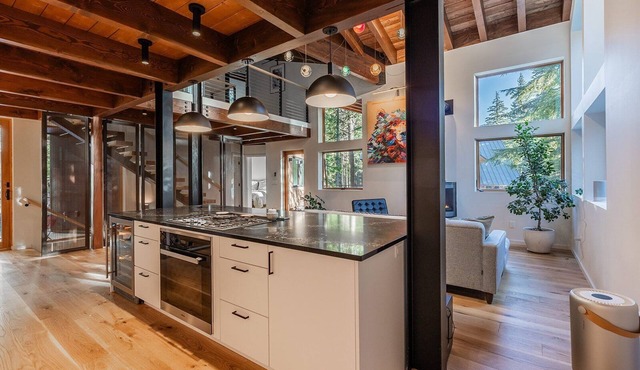 Creekside Chalet: 6 Beds, Hot Tub, Swedish Shower, Outdoor Sauna and More!