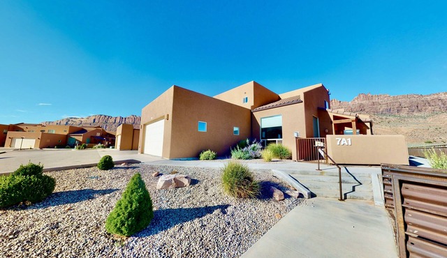 Curtis La Vista ~ 7A1, 360 Views and Right Next to Pool and Basketball Court