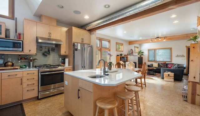 Custom Charm! Central - Office & Peaceful yard!