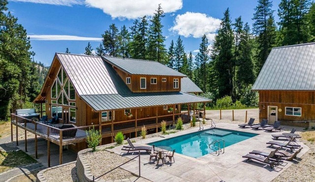 Custom Lodge Near Leavenworth w/Game Room