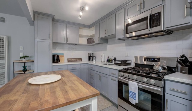 Cute Apt Close to Downtown, Long Beach! by RedAwning