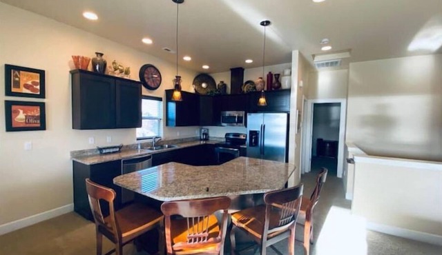D14 Home by pool & Gorge shuttle. 2 decks w/Columbia/tennis courts/pool view