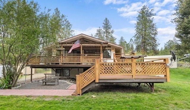 Delightful 3-bedroom lake house with a cabin feel sleeps 6.