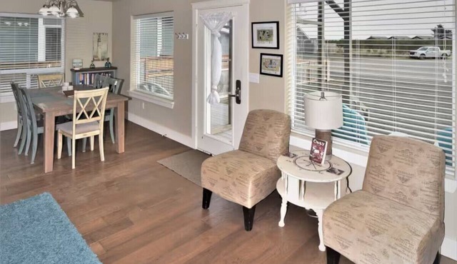 Delightful 3-bedroom cottage in Ocean Shores near the beach w/hot tub!