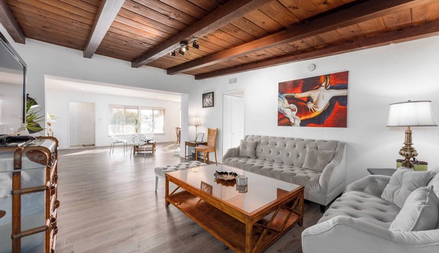Delightful 3BR 3BTH Residence Burbank/Van Nuys Airports