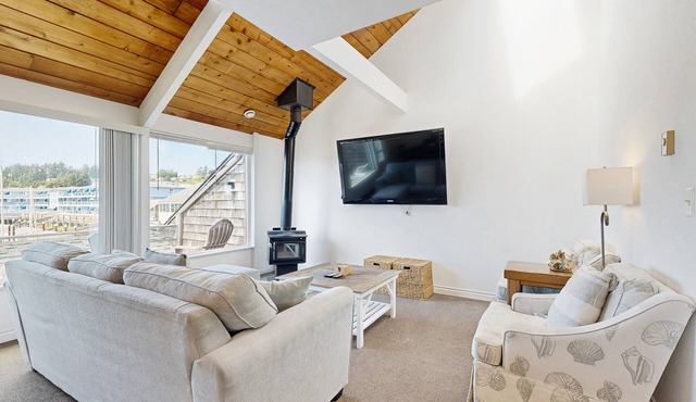 Delightful Harbor Perch Near Town W/Shared Pool/Hot Tub & Private Balcony