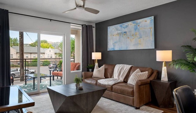 Deluxe 1BR 1BA Pool, Gym, Htub, Pkg