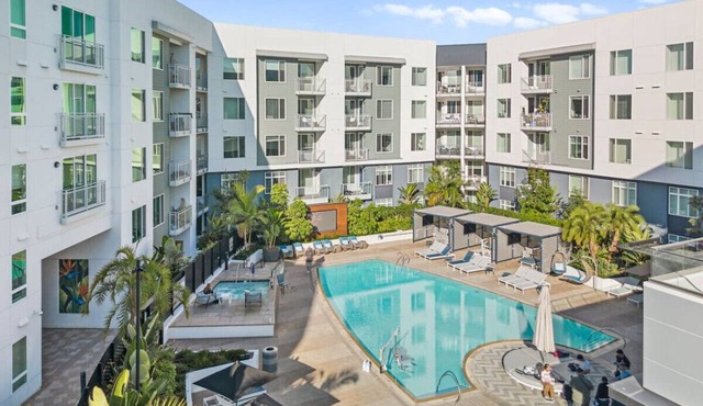 Deluxe Penthouse Paradise: Heated Pool, Gym, Games. Parking