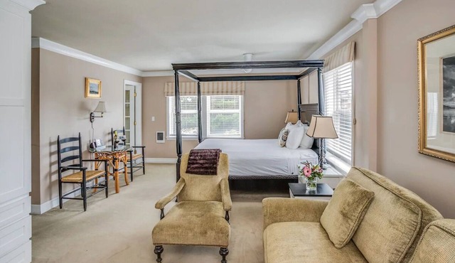 Deluxe Queen Room with Beach Access! Close to Cannon Beach Art Galleries!