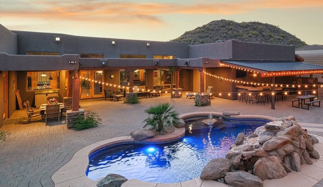 Desert Mountain Views~ Pool~ Patio Bar~ All King Beds~ Near Hiking & Golf