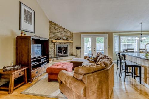 Dog-friendly home with pool & hot tub access fireplace bikes and WiFi