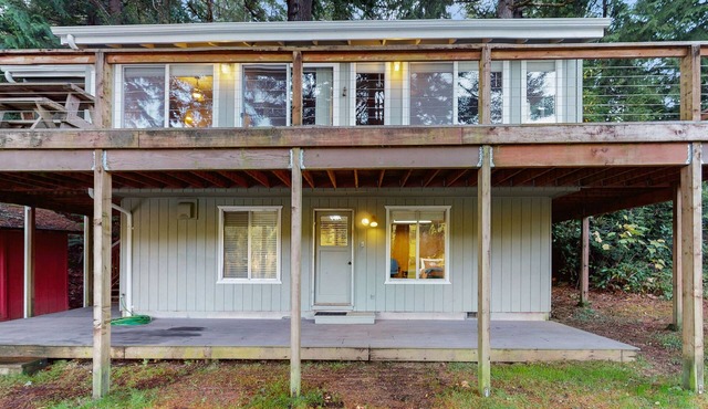 Dog-friendly lakefront home w/convenient location & private deck
