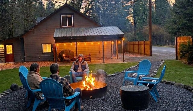 Dog Friendly! Hot Tub~Game Room~Fire Pit~3BR, 2BA~High Speed WIFI~8 Guests Max