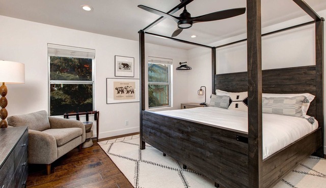 Dog-friendly, walk to Canyons, hot tub, fireplace, foosball, AC