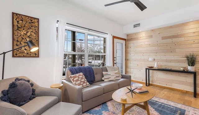 Downtown Flag | Immaculate Design | AC | Pet-Friendly!