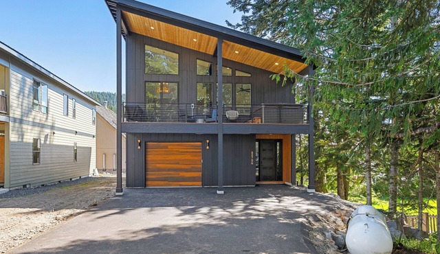 Downtown Govy Lodge, 4 bedroom with Hot Tub, AC, WiFi and Game Room!