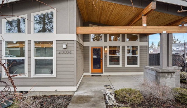 Dwell 30 Day Minimum- Modern & Peaceful, Walk to Old Mill, New and Lovely, AC