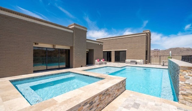 Eagles Lair, Pool & Views!