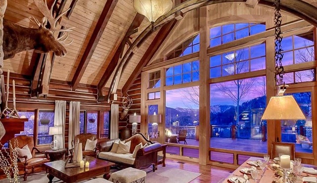 Eagles Nest Luxury Retreat, Views, Hot Tub, Walking distance to Resort