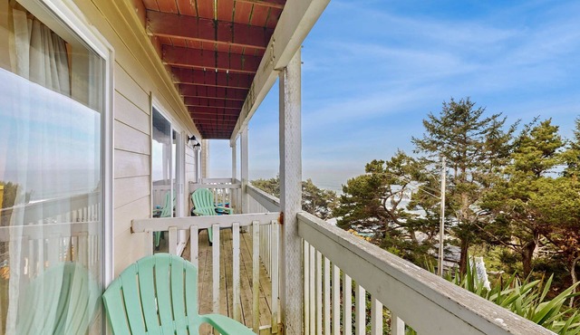 Easy Access Dog Friendly Studio with Ocean Views Short Walk to Beach