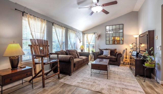 Easy Stay - Hot Tub, Elegant, Peaceful! Pet Friendly!