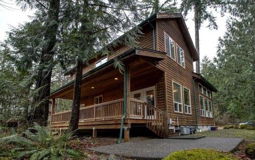 Elegant Glacier Springs Cabin | Fireplace & Near Mt. Baker