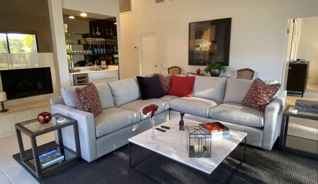 ELEGANT HIDEAWAY: Beautiful 2 ensuites, amazing views, extended patio, private hot tub.