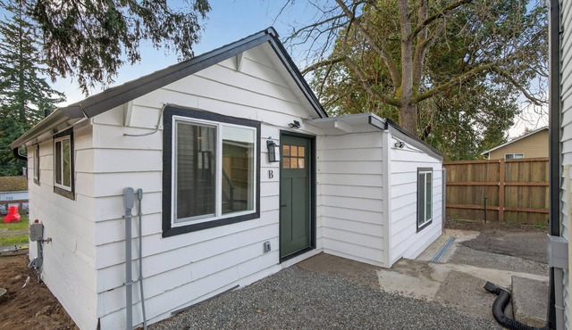 Emerald City Jungle Escape - Private Yard, AC, Sleeps 3, close to stadiums