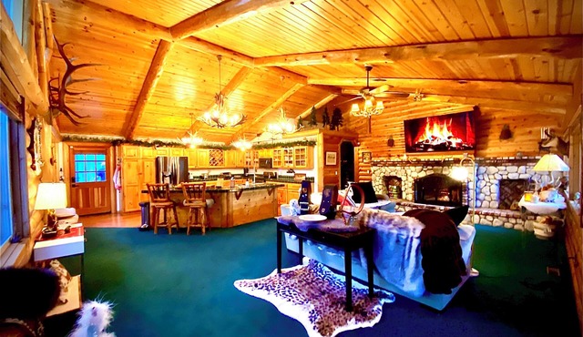 Enchanted Log Home on Large Lot Pet friendly