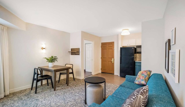 Everything You Need For The Perfect Vacation! Heated Outdoor Pool, Pets Allowed!