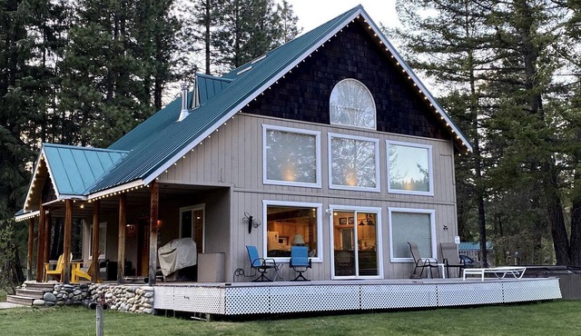 Exceptional Pet-friendly Cottage with Hot Tub for Family and Group Getaways near Leavenworth, Washington