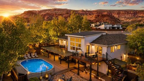 Exclusive Retreats 6 Bedroom 6 Bath Desert Paradise with Private Heated Pool
