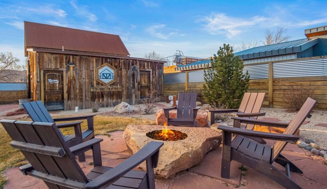 Explore Kanab: Timber & Tin E 2BR Roof Deck, Pool, Hot Tub and Game Barn. Close to Horseshoe Bend, Zion, Bryce and North Rim of the Grand Canyon.
