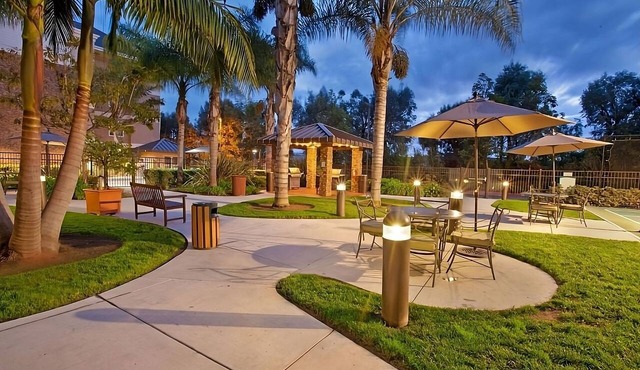Explore San Diego's Wonders! Full Kitchen, Free Breakfast, Pool, Pet-friendly!