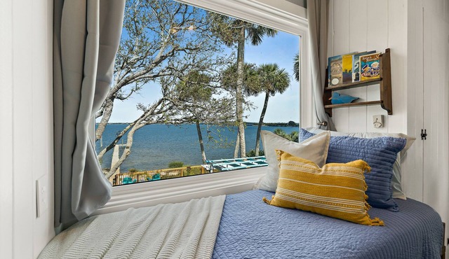 FALL DISCOUNT Riverfront Property - Minutes to BEACH!