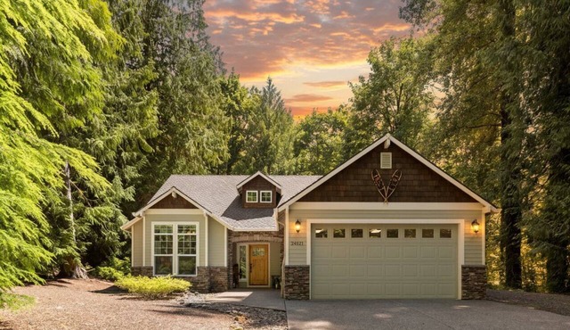 Family-Friendly Mt Hood Cabin - Sleeps 10 + Hot Tub + EV2 Charger