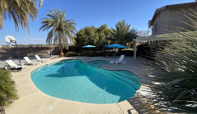 Family/Friend Fun getaway *Big Private Pool *Basketball court *firepit