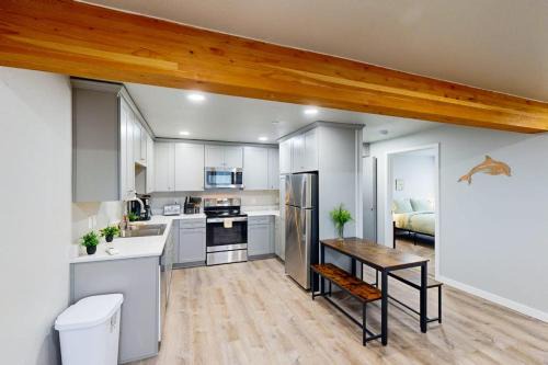 Family-friendly condo with kitchen close to river downtown & WIFI