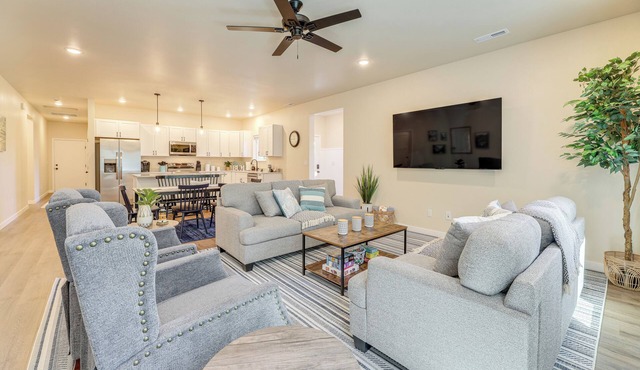 Family-Friendly Florence Home: 3 Mi to the Coast!