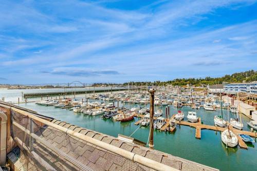 Family-Friendly Waterfront Studio with High-Speed WiFi Marina View & Kitchenette