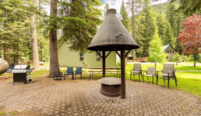 Family Lodge Retreat Steps from Wallowa Lake