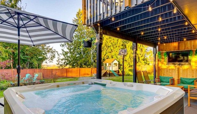 Family Paradise, hot tub, fire pit area, Play House, cozy and spacious