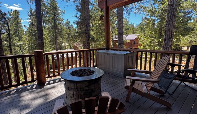 Family Retreat at the Lazy S Cabin - 3 Living Spaces, game room, and swings!