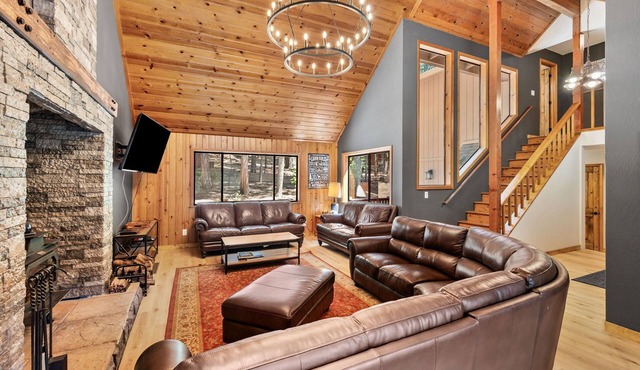 Fantastic 6-bedroom Spacious Dorrington Mountain Oasis w/Hot Tub
