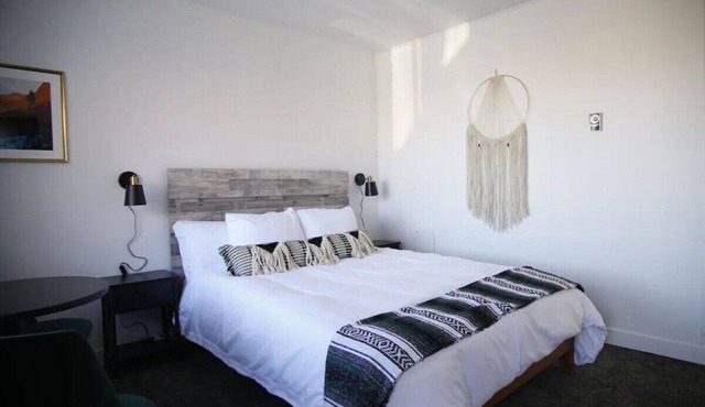 Fillmore Lodge: Bright Queen Room, Lowest Price!