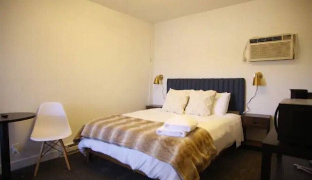 Fillmore Lodge: Lowest Price - Comfy Queen Room