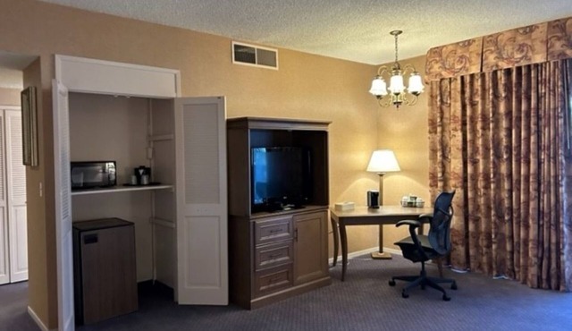 Fresno Airport Stay with Free Shuttle Near Yosemite, Sequoia & Local Attractions
