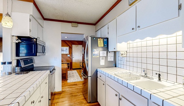 Friendly lake stay with mtn views, wood fireplace, games, and al fresco dining